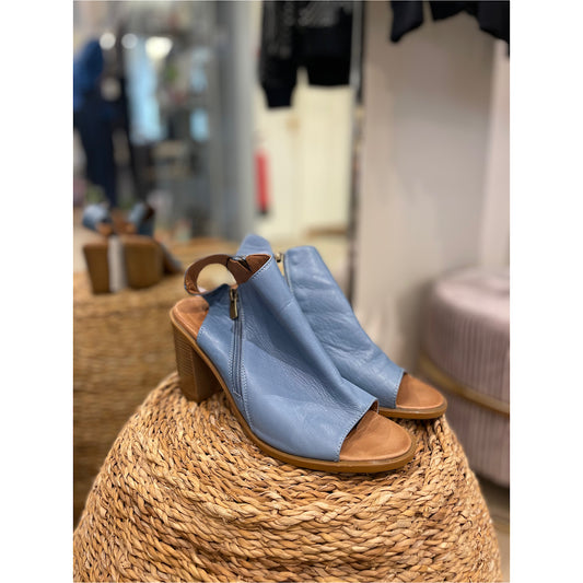 PRE-LOVED Carmela Shoes Size 38 (5)