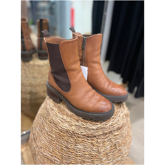 PRE-LOVED Carmela Boots Size 37 (4)