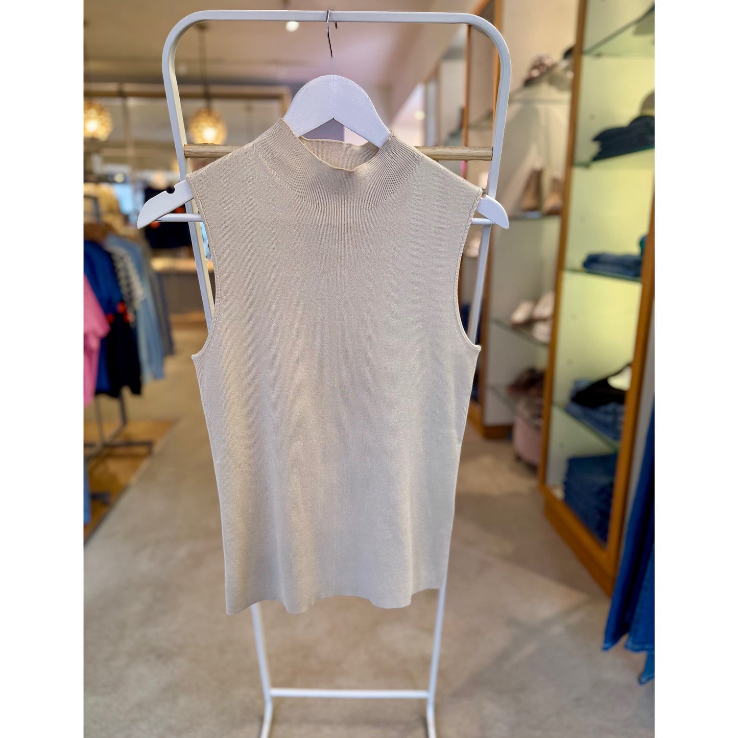 PRE-LOVED Base Level Top Size 14