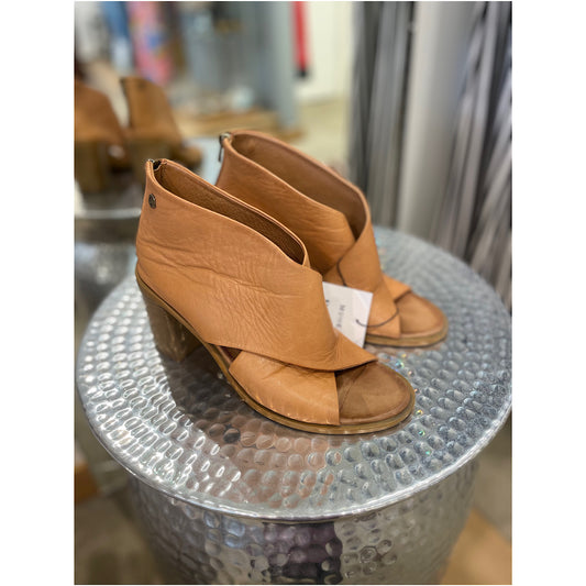 PRE-LOVED Carmela Shoes Size 38 (5)